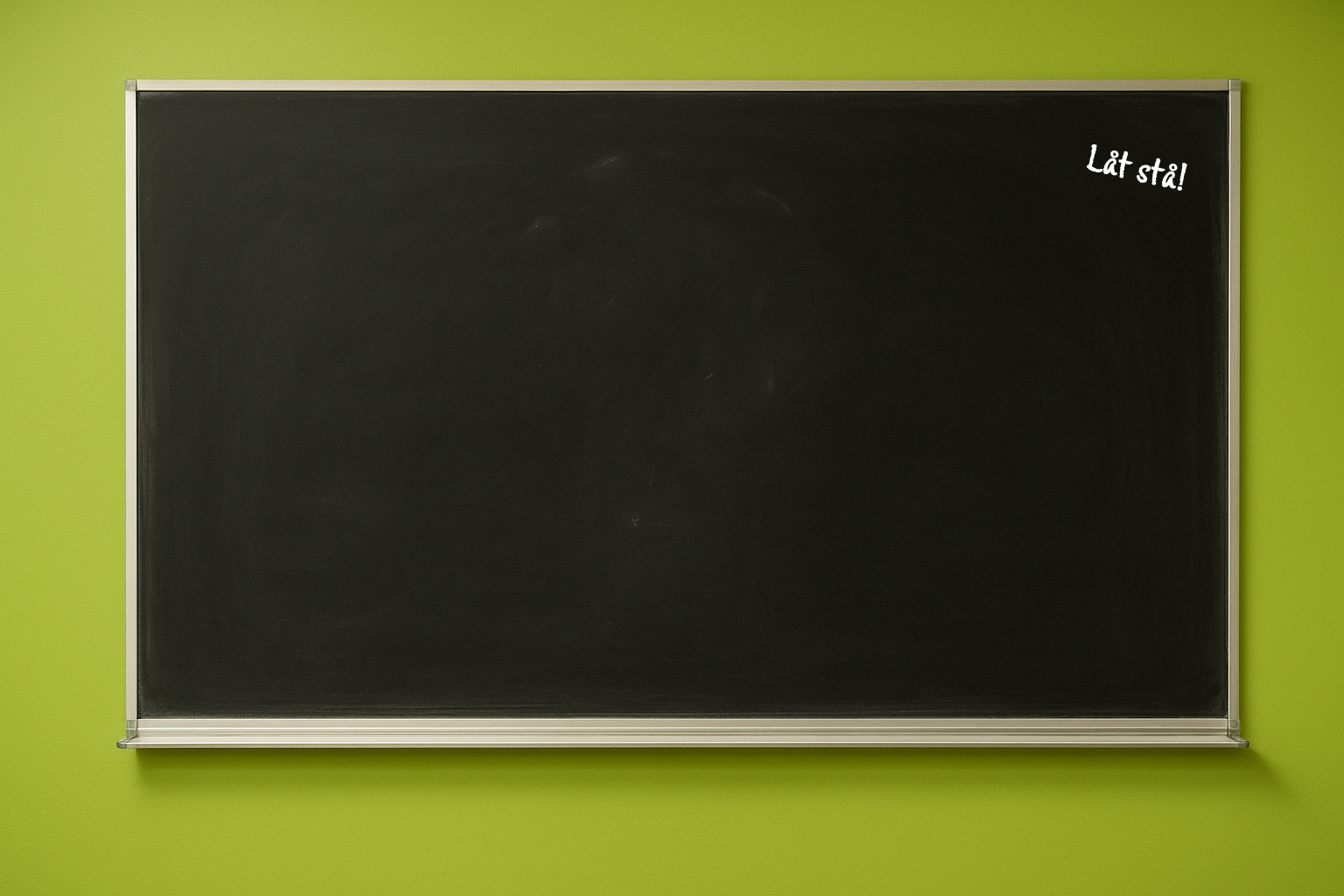 Foto på en svart griffeltavla på en vägg